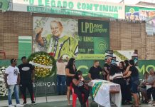 Sambistas e personalidades do carnaval participam da despedida do mestre-sala Chiquinho