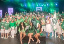 Com faixa e óculos escuro, Camisa homenageia Cazuza em gravação do samba para o álbum do Carnaval 2025