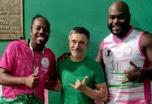 Bateria da Mangueira recebe visita de Charles Gavin, dos Titãs