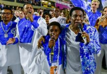 Impossível segurar a emoção! Ao anunciar despedida após o Carnaval 2025, Neguinho faz carta para Beija-Flor