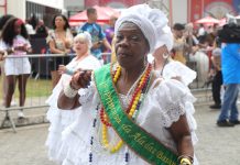 Público destaca energia dos componentes das escolas nos minidesfiles do Grupo de Acesso 2