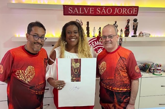 Cacau Protásio visita barracão do Salgueiro e conhece fantasia para o Carnaval 2025