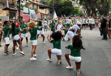Bateria da Imperatriz sacode Ramos em ensaio de rua com evolução impecável