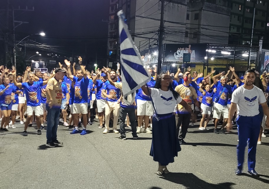 Integrantes da Portela celebram em ensaio de rua o andamento perfeito para o samba-enredo do Carnaval 2025