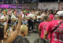 Arrancada e ala a ala da Mangueira no ensaio de rua