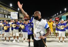 Freddy Ferreira analisa a bateria da Em Cima da Hora no ensaio técnico