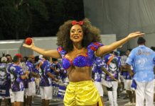 Bateria e mestre-sala e porta-bandeira mostram suas credenciais no primeiro ensaio do Império de Casa Verde