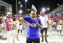 Freddy Ferreira analisa a bateria da Inocentes de Belford Roxo no ensaio técnico