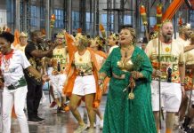 Mocidade Alegre ignora passarela úmida e mostra muita competência no quesito a quesito