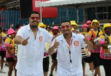 Freddy Ferreira analisa a bateria da União do Parque Acari no ensaio técnico