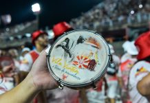 Freddy Ferreira analisa a bateria da Unidos de Padre Miguel no ensaio técnico