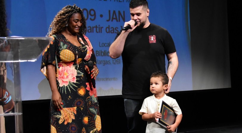 Emoção em dose dupla! Dandara Oliveira e Macaco Branco celebram conquistas de Enzo e Gael no Destaques do Ano