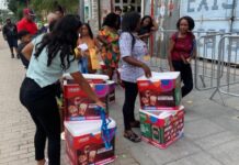 Ambulantes retiram kit de trabalho para o Carnaval 2025 e dizem: ‘é a oportunidade da renda extra’