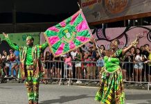 Com o samba no pé e na boca da multidão, Mangueira reina na rua sob a regência do casal e da bateria