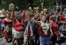 Rendimento irrepreensível do samba em ensaio de rua impulsiona quesitos de chão do Salgueiro