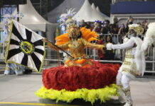 Camisa 12 renova com diretor de carnaval e casal