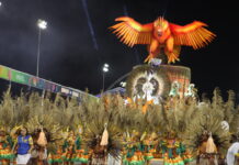 Primeira da Cidade Líder realiza desfile criativo, mas evolução pode complicar resultado final