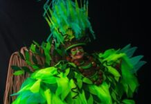 Baianas abrem o desfile da Estácio de Sá no Carnaval 2025