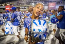 Freddy Ferreira analisa a bateria da Beija-Flor no ensaio técnico na Sapucaí