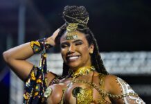 Freddy Ferreira analisa a bateria da Mangueira no ensaio técnico na Sapucaí