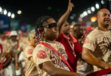 Freddy Ferreira analisa a bateria do Salgueiro no ensaio técnico na Sapucaí