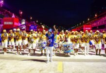 Freddy Ferreira analisa a bateria do Tuiuti no ensaio técnico na Sapucaí