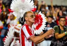 Freddy Ferreira analisa a bateria da Viradouro no ensaio técnico na Sapucaí