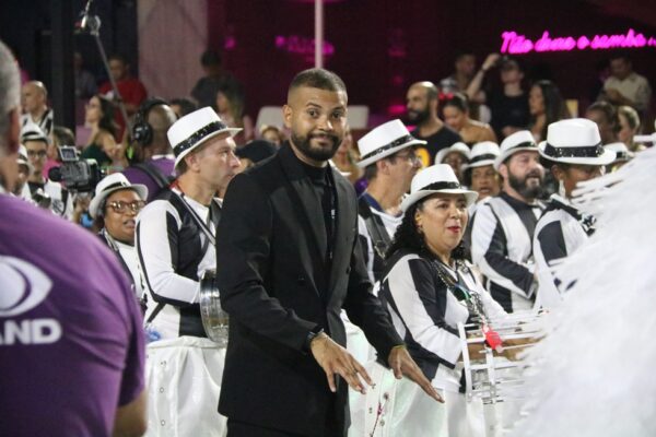 Mestre Branco Ribeiro comanda a bateria 'Ritmo Alvinegro'