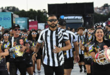 Freddy Ferreira analisa a bateria da Botafogo Samba Clube no ensaio técnico