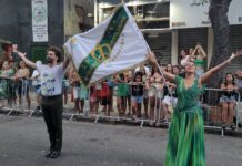 Avassalador! Componentes da Imperatriz cantam o samba de ponta a ponta e público delira com comissão de frente e casal