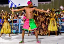 Sapucaí virou baile de favela! Mangueira mostra potência no canto da comunidade e maturidade em demais quesitos