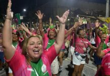 Empolgada e focada! Mangueira mostra força e emoção no penúltimo ensaio de rua