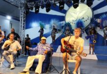 Portela dá flores em vida à Milton Nascimento em ensaio emocionante com a presença do cantor