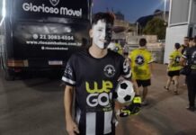 Samba no pé e Botafogo no coração! Torcida alvinegra emociona na Sapucaí