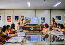 Unidos da Tijuca promove visita guiada com workshop para funcionários do Grupo Globo em seu barracão