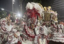 Matriarcas do samba, baianas do Salgueiro encarnam rezadeiras