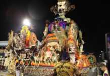 Mocidade Unida da Mooca realiza desfile completo em todos os quesitos