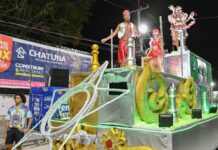 Unidos da Barra da Tijuca celebra a paixão pelo carnaval, mas enfrenta desafios na harmonia e evolução