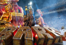 Barroca canta forte, mas graves falhas de evolução comprometem desfile