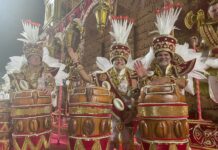 Quarto carro da UPM relembra exílio forçado de Iyá Nassô e provoca debate sobre intolerância religiosa