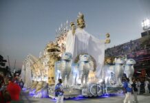 Em Cima da Hora faz desfile com grande desempenho da parte musical, mas sofre com evolução e estoura tempo