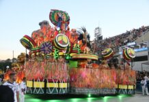 Em Cima da Hora Carnaval 2025: galeria de fotos do desfile