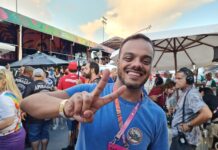 Diretor de carnaval da Rosas de Ouro, Evandro Souza, celebra campeonato da escola