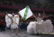 Rafaela Theodoro destaca emoção de completar 15 anos defendendo pavilhão da Imperatriz