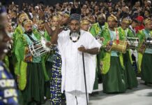 Freddy Ferreira analisa a bateria da Inocentes no desfile