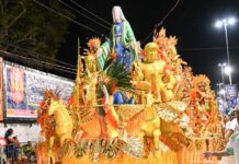 Acadêmicos de Santa Cruz empolga com comissão de frente, mas ‘excesso de alegorias’ quase compromete o desfile