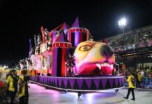 São Clemente conta com bom desfile da Fiel Bateria e do carro de som, mas deixa a desejar na parte plástica