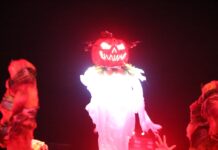 Com fantasias caprichadas e canto poderoso da comunidade, Vila Isabel encerra a segunda noite de desfiles com leveza