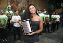 Evelyn Bastos celebra título de ‘Melhor Rainha de Bateria’ no Estrela do Carnaval e fala sobre gestão cultural na Liesa