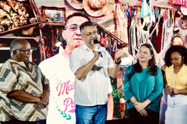 'Queremos manter a floresta em pé e viva para sempre', diz governador do Amapá ao celebrar mestre Sacaca como enredo da Mangueira para o Carnaval 2026 1 governador amapa